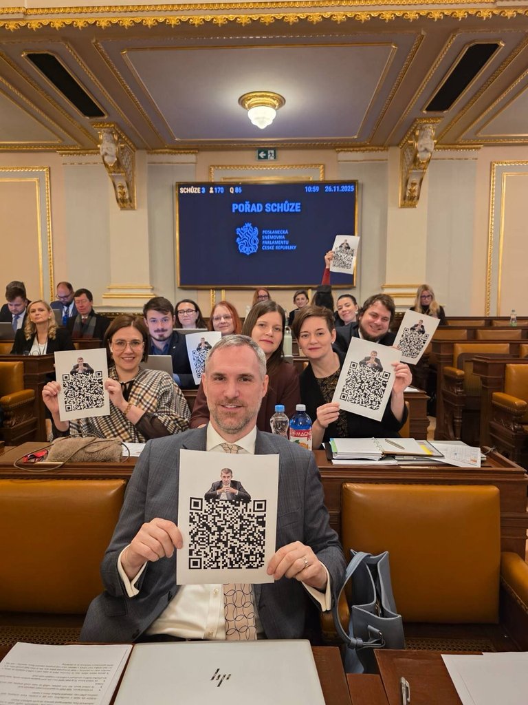 Andreji, prodej Agrofert, nebo nebuď premiér, vzkazují Piráti