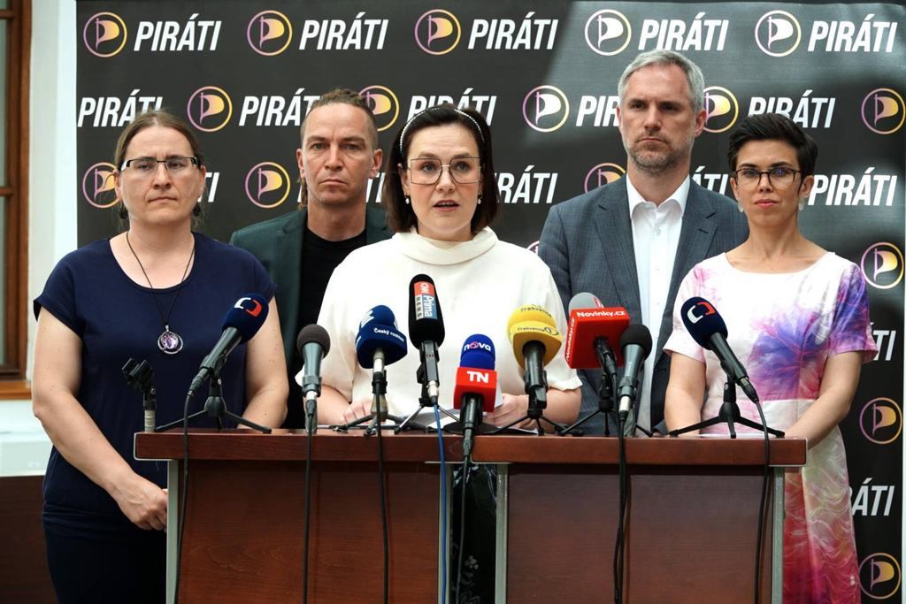 Nahrávka o “půl mega za volby” je téměř jistě pravá. Piráti zveřejňují posudky k nahrávce Matochy a Bradáče